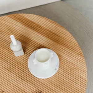 木质圆桌上的白色极简蜡烛