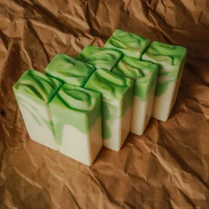 牛皮纸上整齐排列的绿白薄荷纹手工皂块