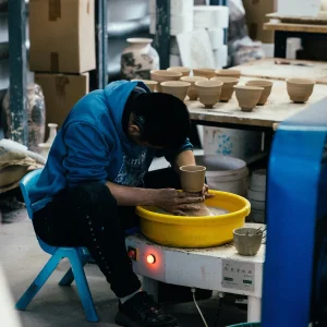 陶艺师在拉坯机上塑造一只陶杯